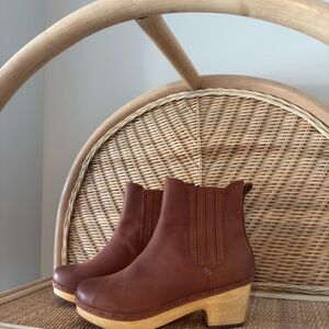 FRYE AND CO. Brown Leather Platform Chelsea Ankle Boots